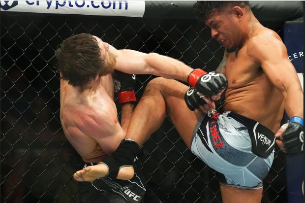 Foto pertandingan MMA menampilkan momen ketika Kemenangan Beruntun Nurmagomedov digagalkan oleh Martinez.